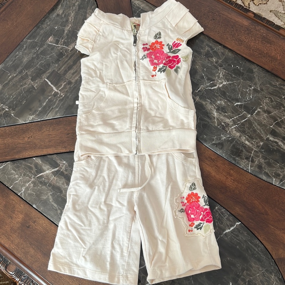 Guess Jeans ivory top/capris, size 4, gently used.